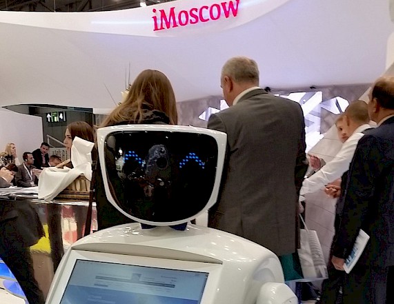 Skolkovo Robot vor iMoscow Pavillon