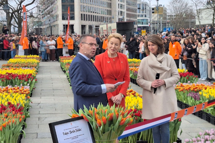 2__tulpentag_berlin_2026_a__smit-_f_giffey-_botschafterin_i_e__hester_somsen_-_foto_h__p__gaul.jpg