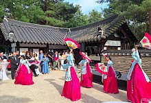 korea_2026_tanzgruppe_im_garten_2_foto_hp_gaul.220x150.jpg
