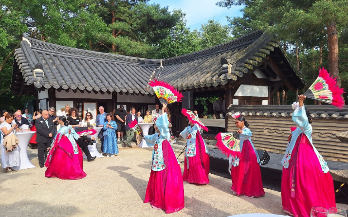 korea_2026_tanzgruppe_im_garten_2_foto_hp_gaul.jpg